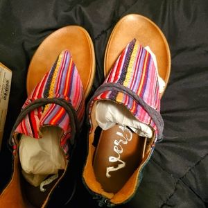 Very g Dakota sandals - NEW